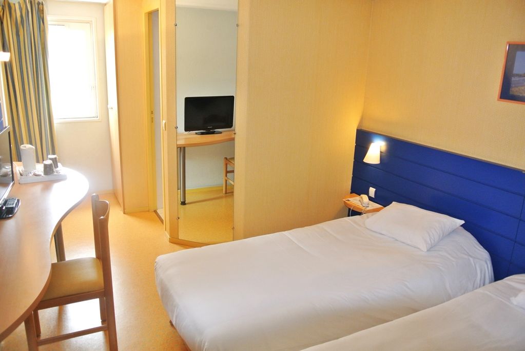Kyriad Orthez Habitación foto